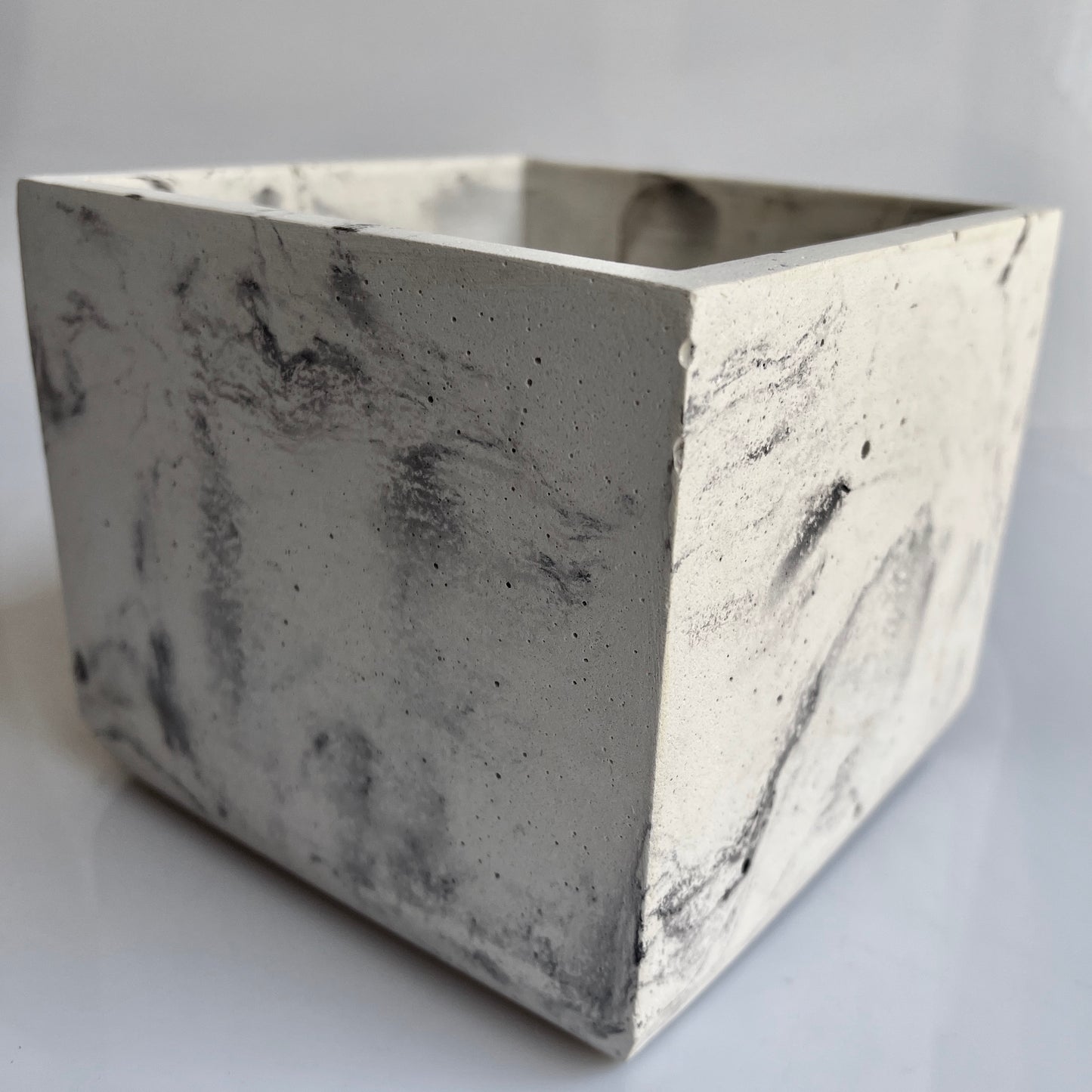 Vaso in cemento serie Guendalina marmorizzato nero