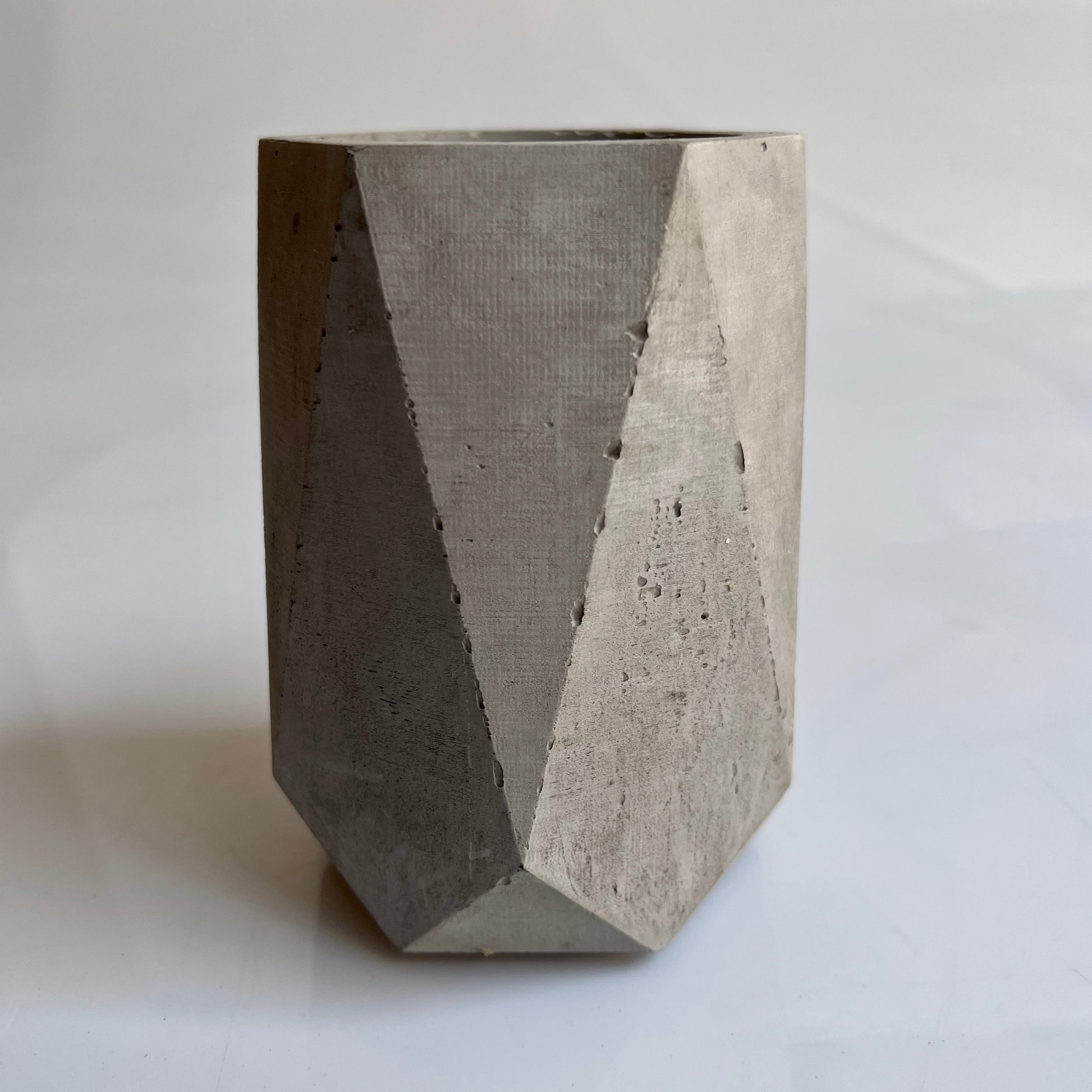 Vaso in cemento serie Olivia grigio