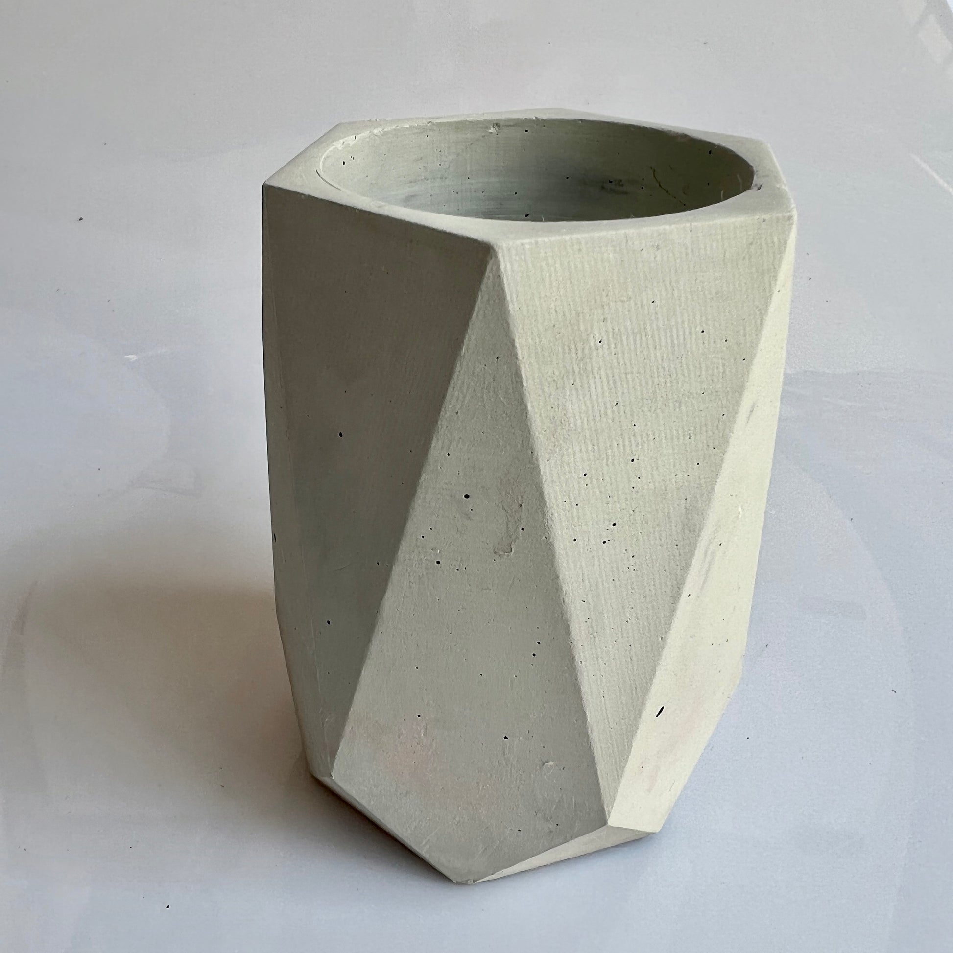 Vaso in cemento serie Olivia bianco