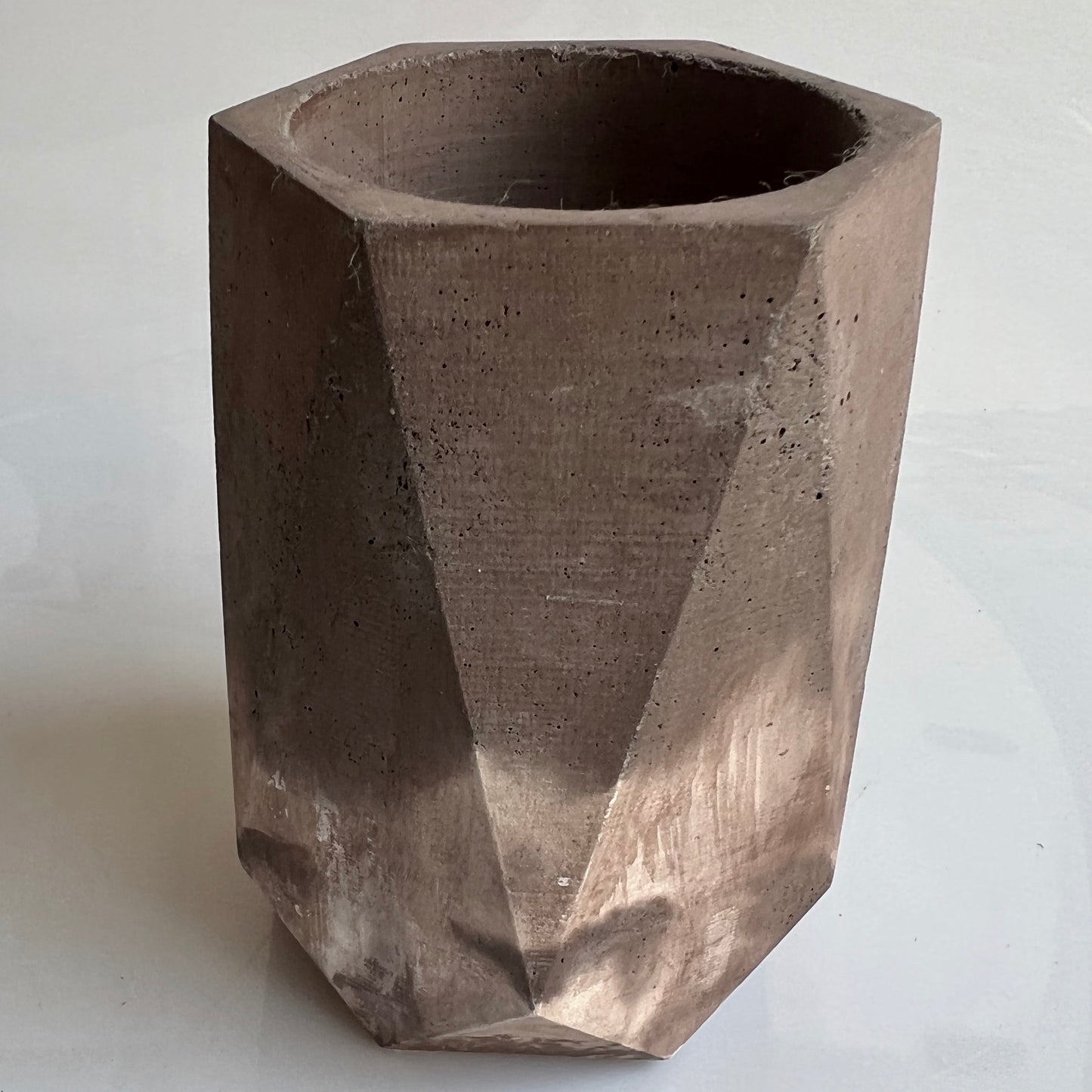 Vaso in cemento serie Olivia fango