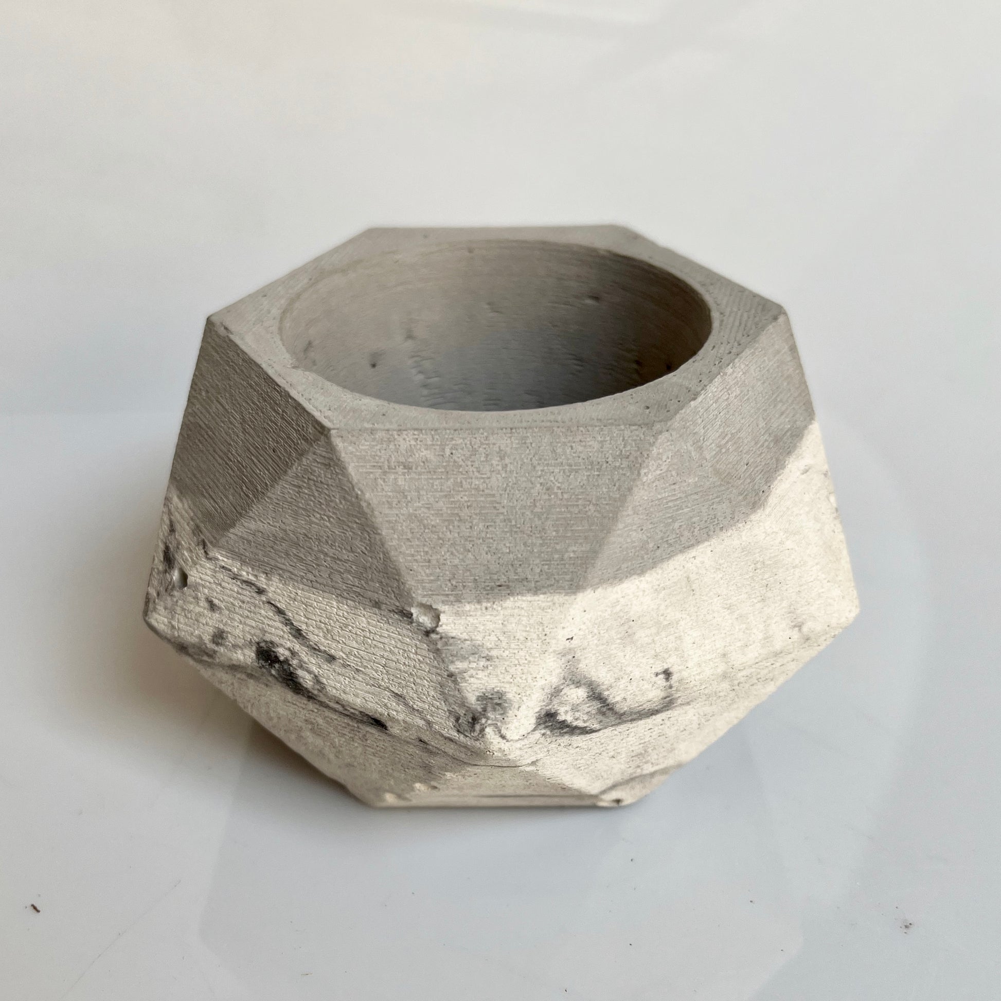 Vaso in cemento serie Isotta marmorizzato nero e grigio