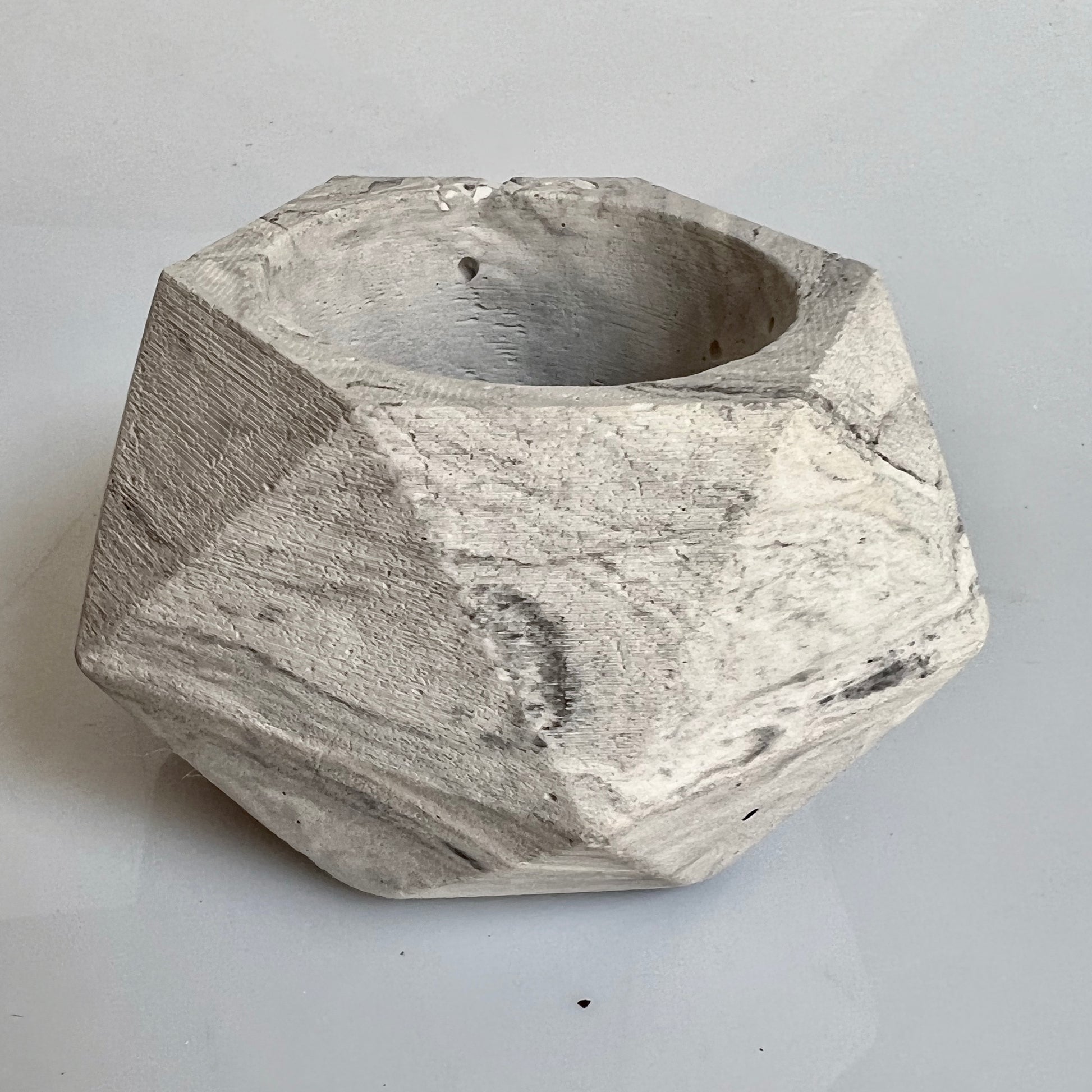 Vaso in cemento serie Isotta marmorizzato nero