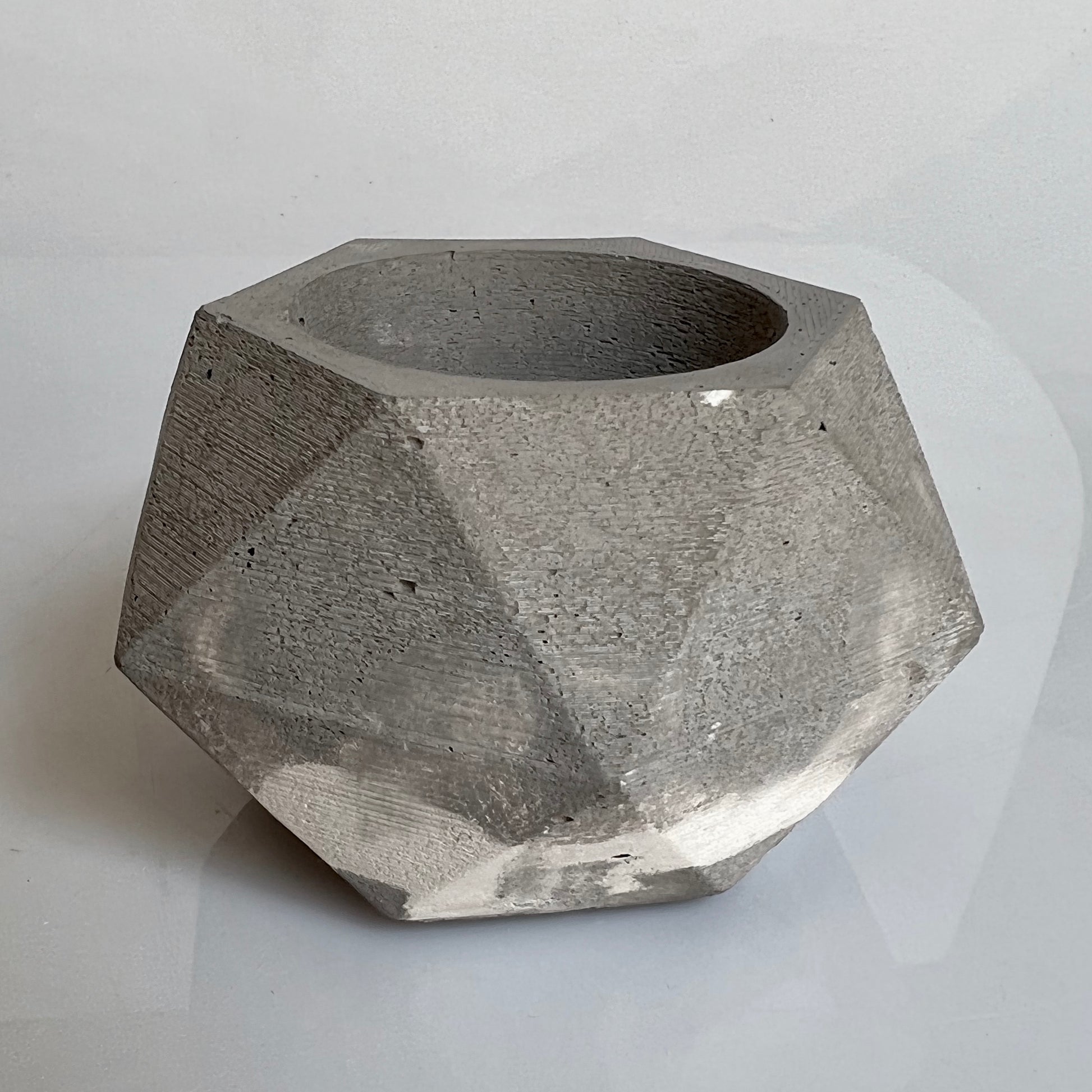 Vaso in cemento serie Isotta grigio e bianco