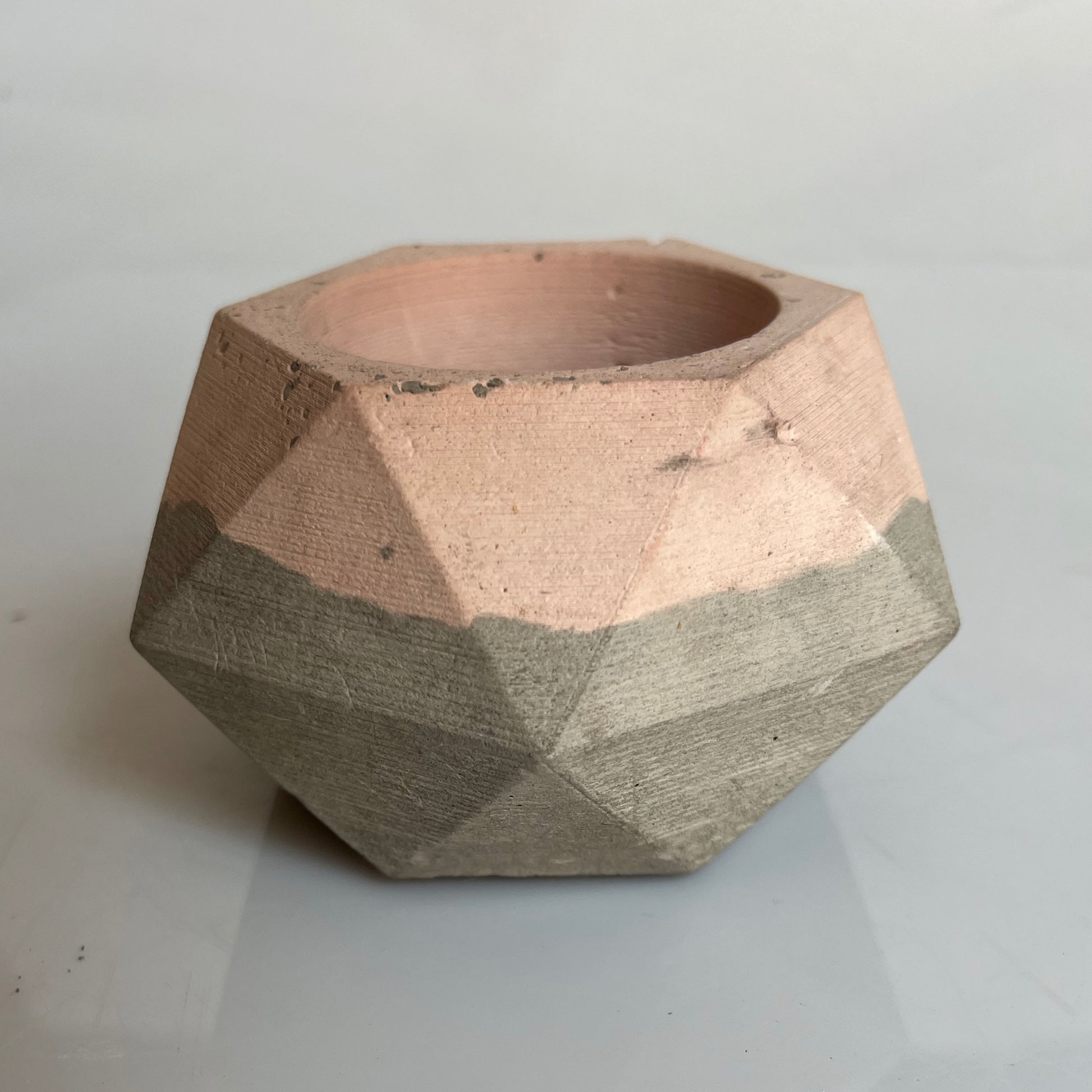 Vaso in cemento serie Isotta grigio e rosa