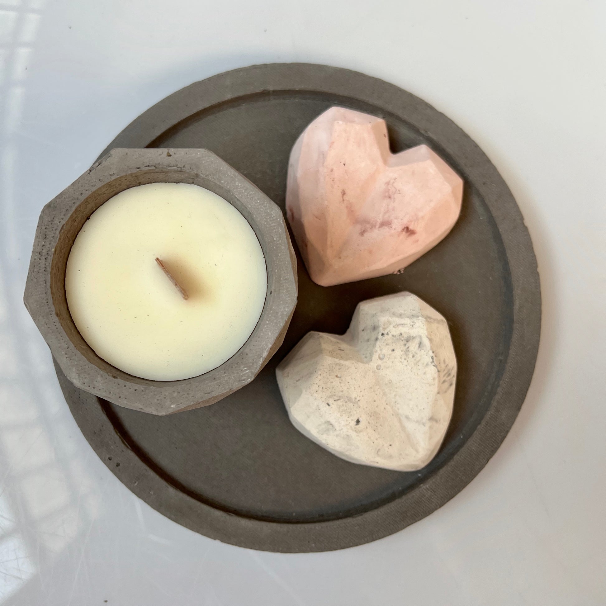 candela Penelope in cemento e cera di soia profumata con oli essenziali naturali colore grigio 