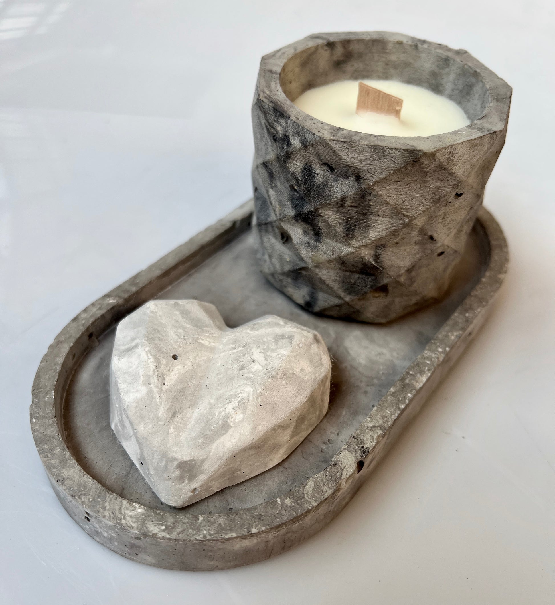 candela Penelope in cemento e cera di soia profumata con oli essenziali naturali colore marmorizzato grigio 