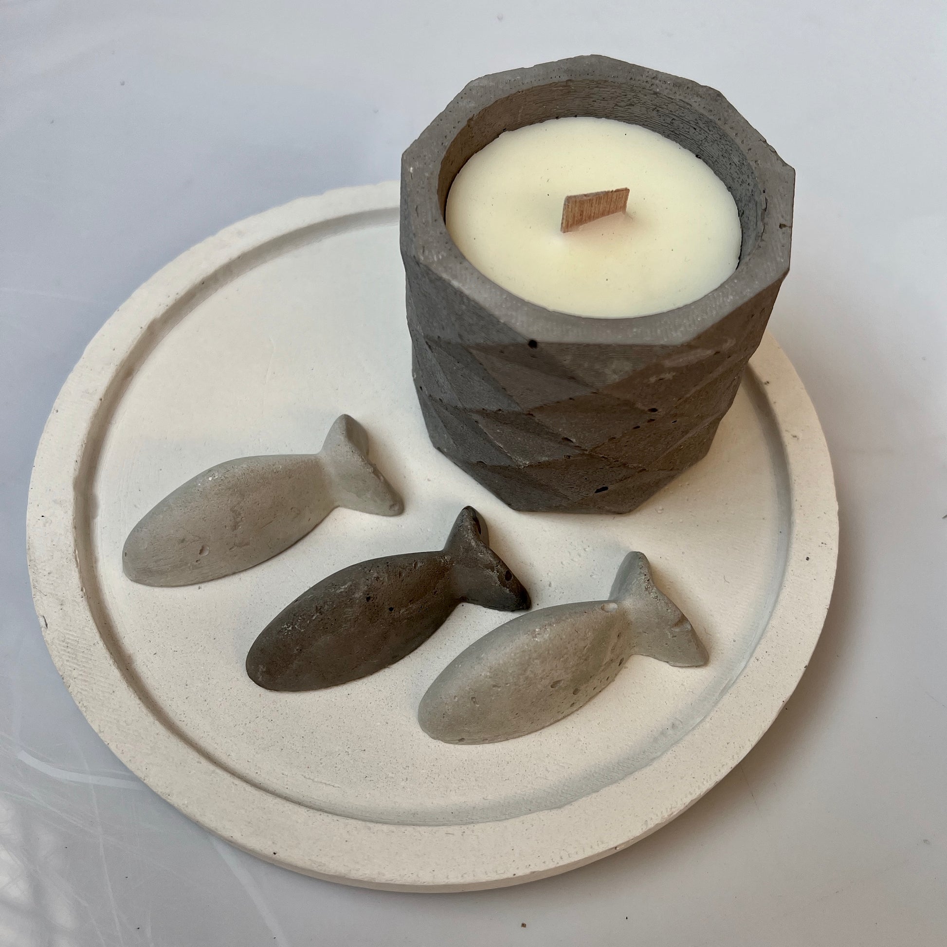 candela Penelope in cemento e cera di soia profumata con oli essenziali naturali colore grigio 