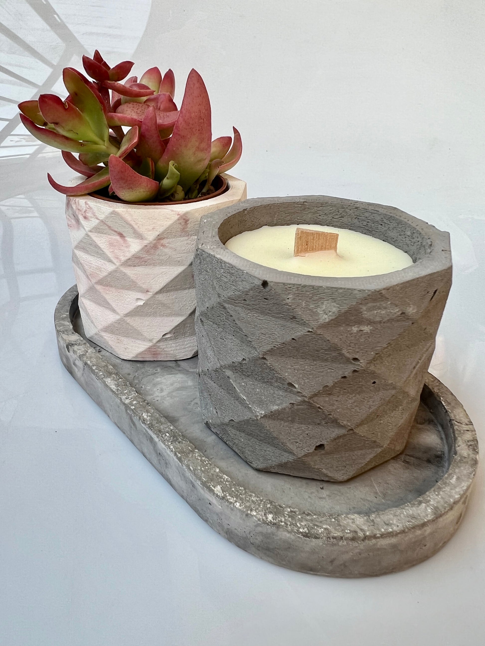 candela Ughetta in cemento e cera di soia profumata con oli essenziali naturali colore grigio e marmorizzato rosa 