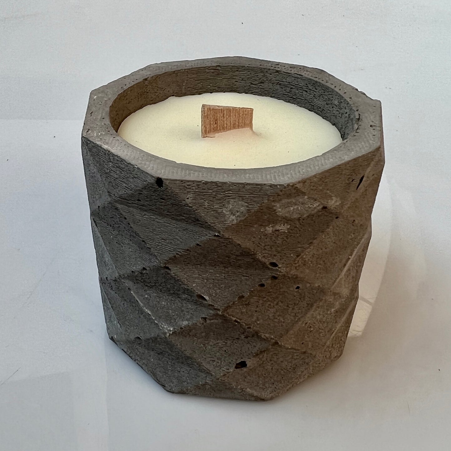 candela Penelope in cemento e cera di soia profumata con oli essenziali naturali colore grigio scuro
