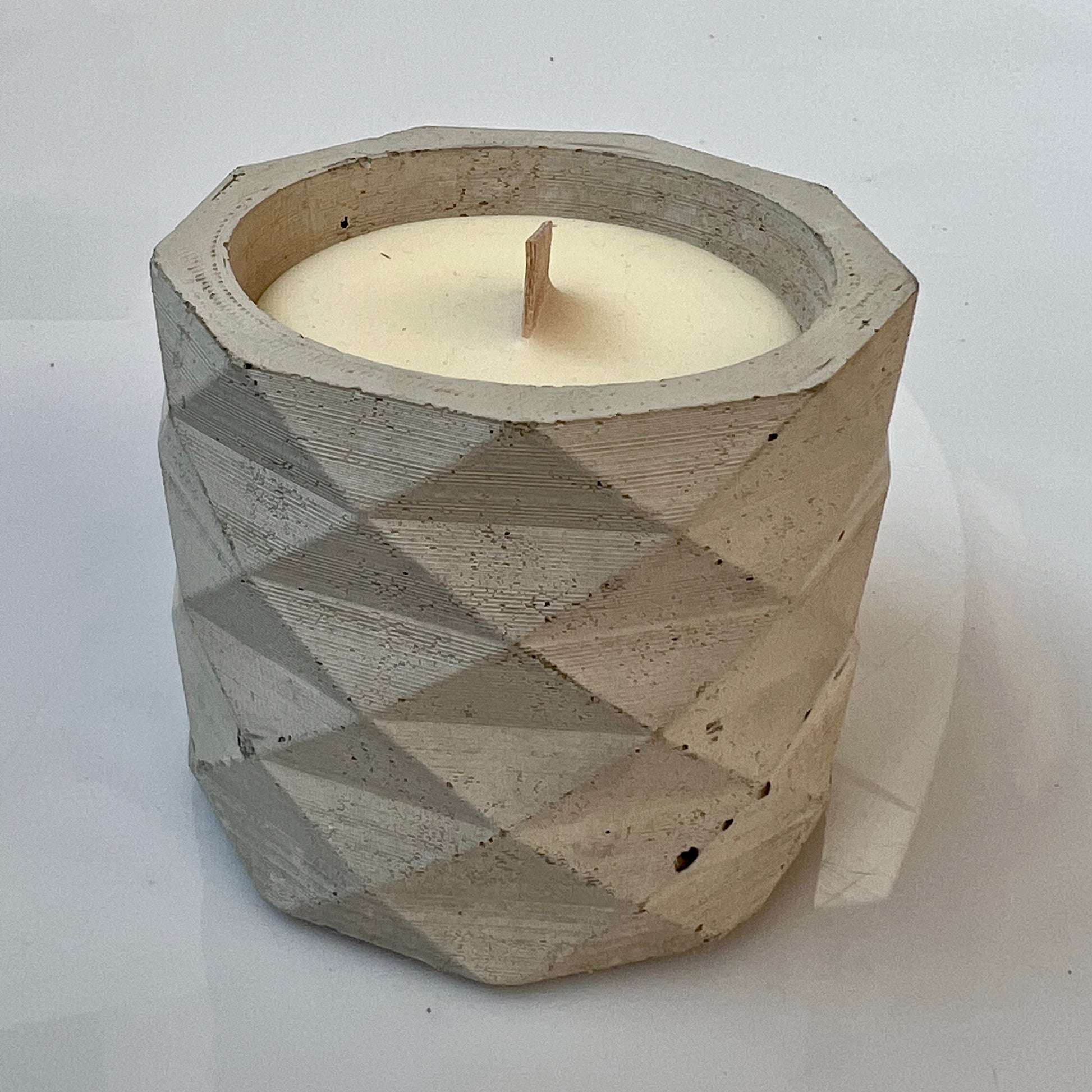 candela Penelope in cemento e cera di soia profumata con oli essenziali naturali colore grigio 