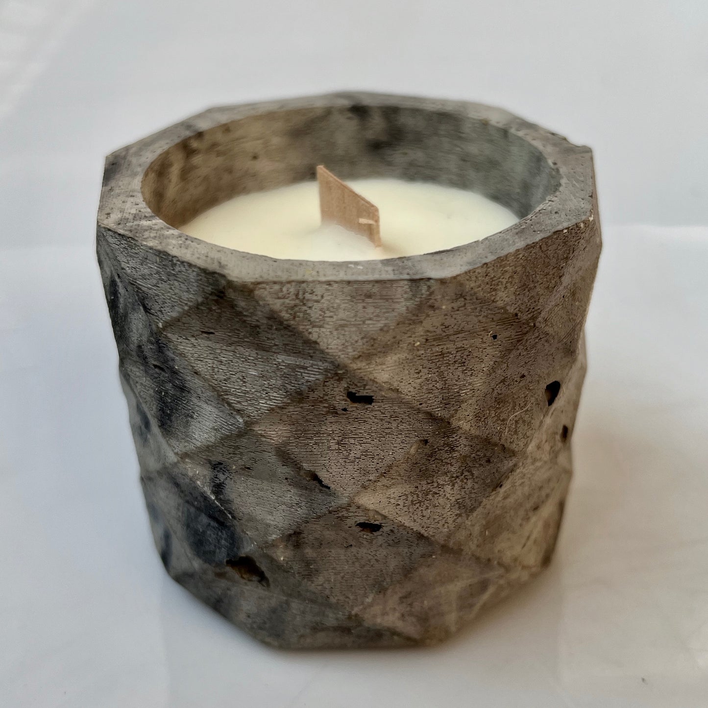 candela Penelope in cemento e cera di soia profumata con oli essenziali naturali colore marmorizzato grigio 