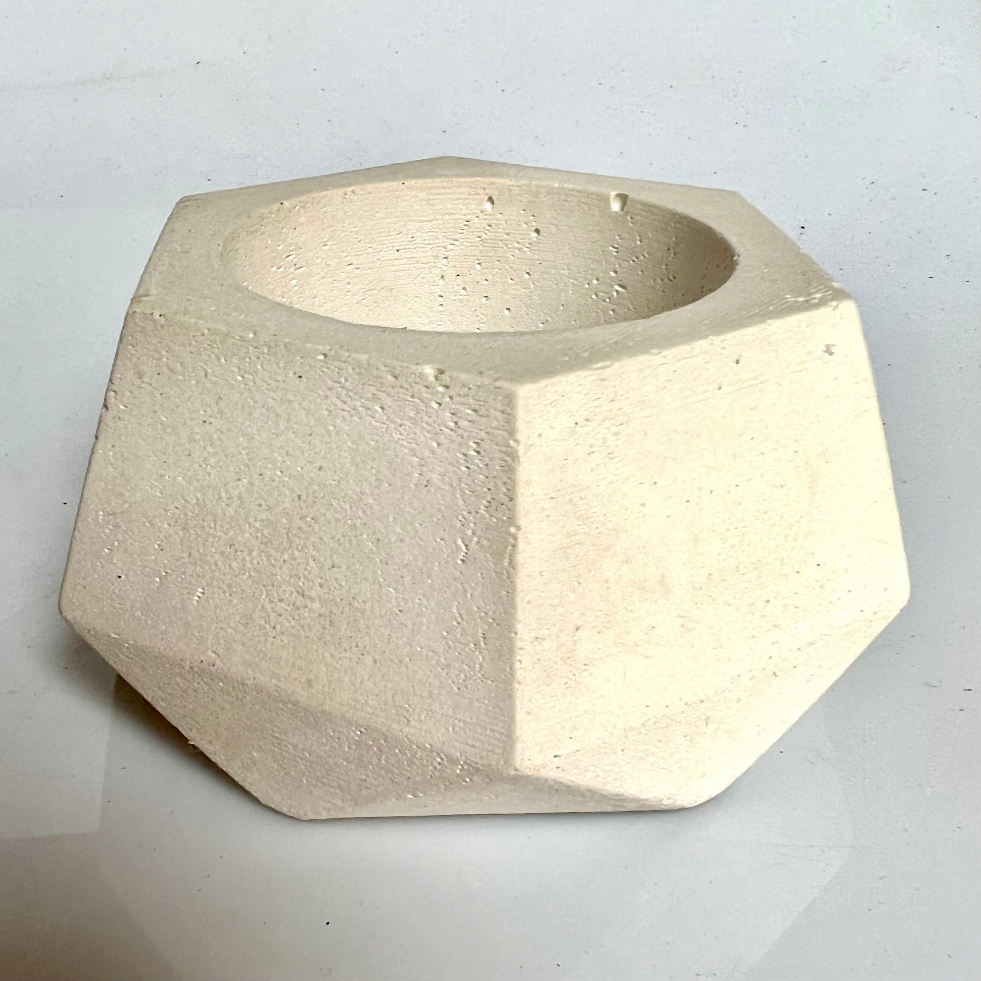 Vaso in cemento serie Erminia bianco