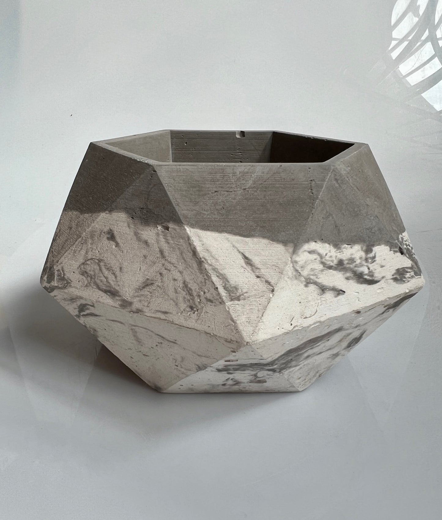 Vaso in cemento serie Giunone marmorizzato grigio 