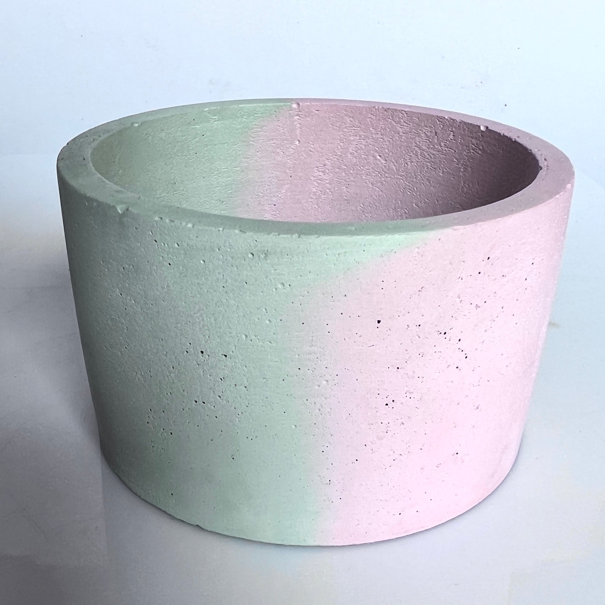 vaso in cemento Giuditta verde e rosa