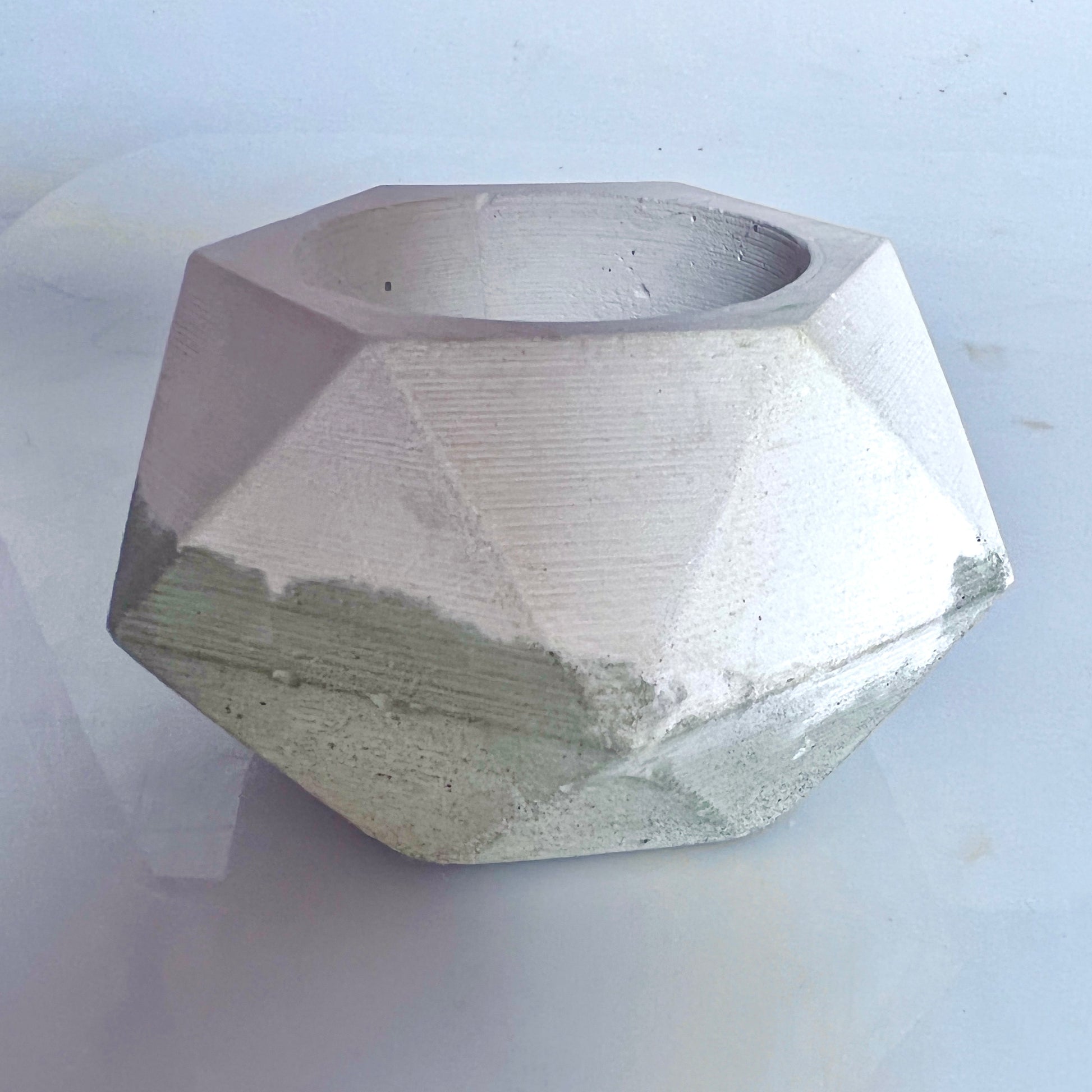 Vaso in cemento serie Isotta verde e bianco