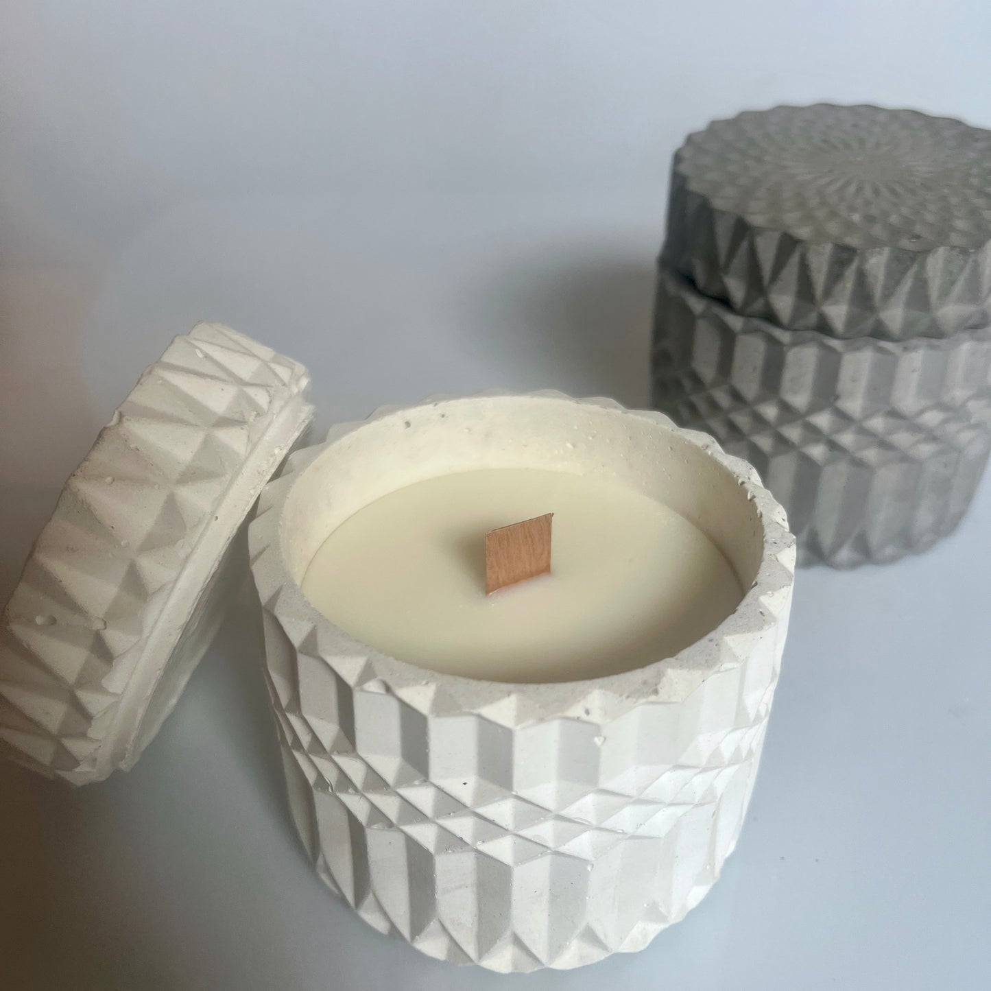 candele Pandora in cemento e cera di soia profumata con oli essenziali naturali colore grigio e bianco