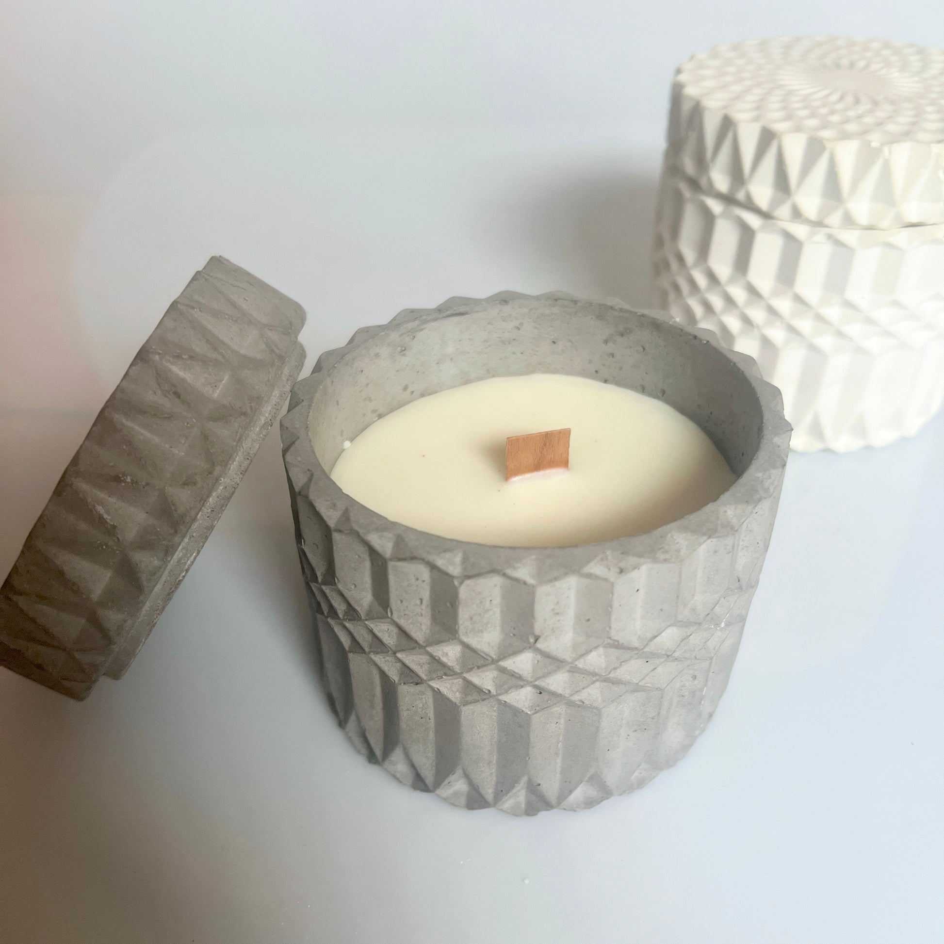 candele Pandora in cemento e cera di soia profumata con oli essenziali naturali colore grigio e bianco