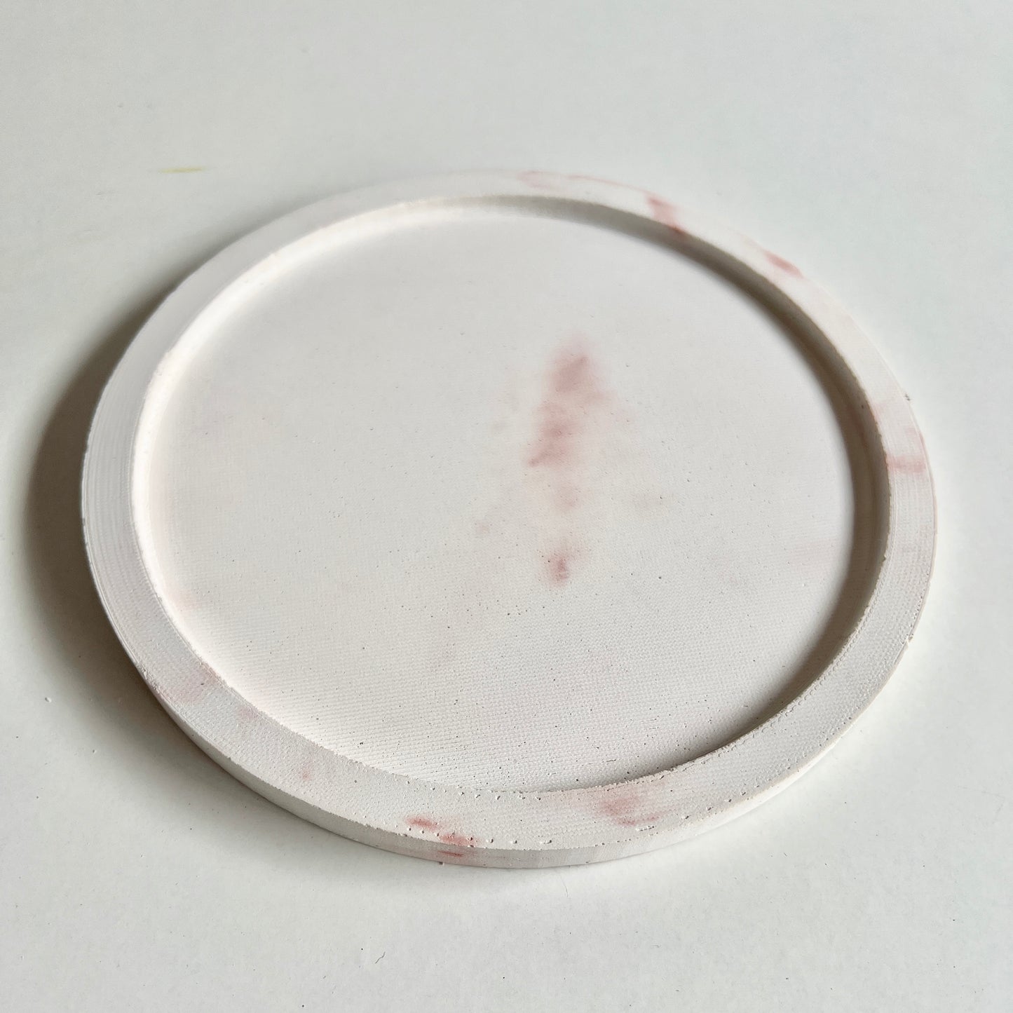 Vassoio tondo in cemento marmorizzato rosa