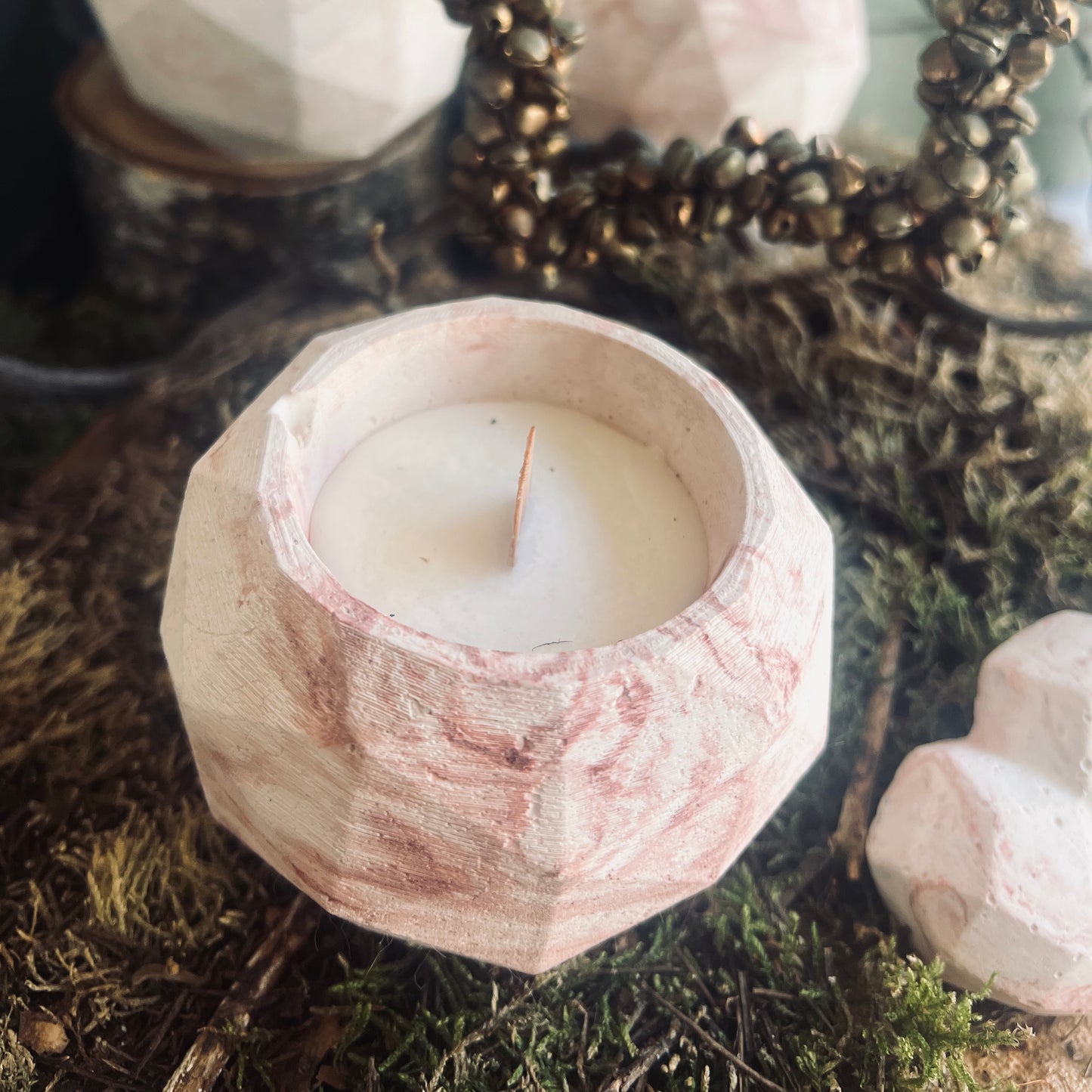 candela Penelope in cemento e cera di soia profumata con oli essenziali naturali colore marmorizzato rosa 