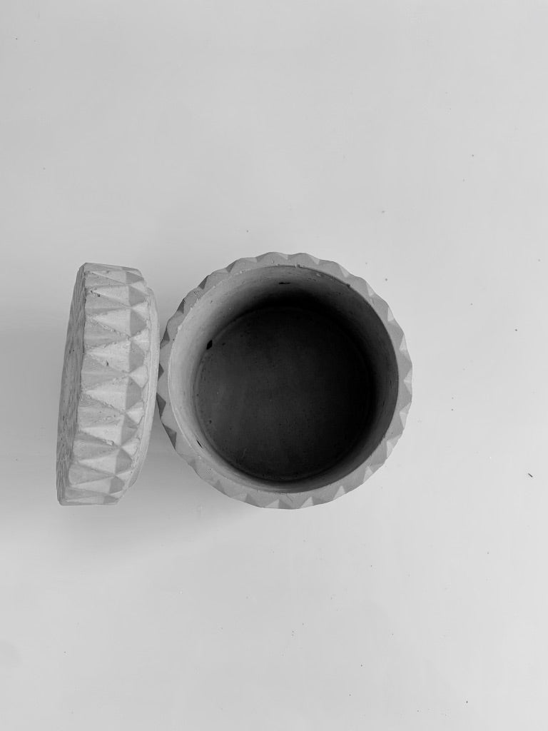 Pandora contenitore con coperchio in cemento grigio